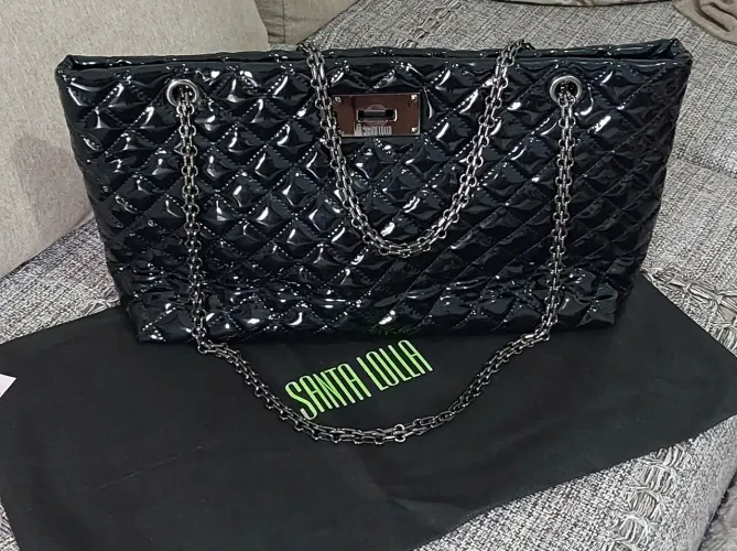 Bolsa Santa Lolla original em verniz preto.
