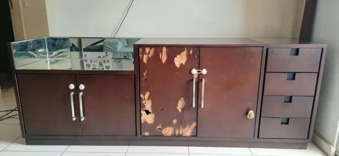 Buffet Aparador Vintage de Madeira com Espelhos e Gavetas | R$ 180