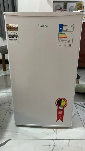 Frigobar seminovo Midea 93 litros 