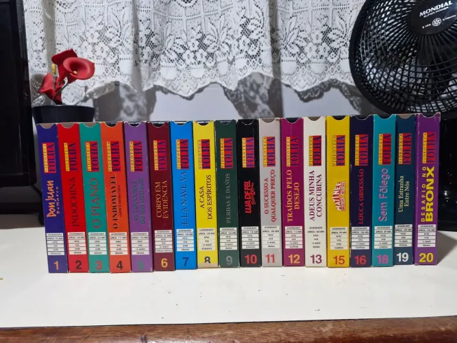 Coleção de filmes clássicos em VHS para amantes do cinema