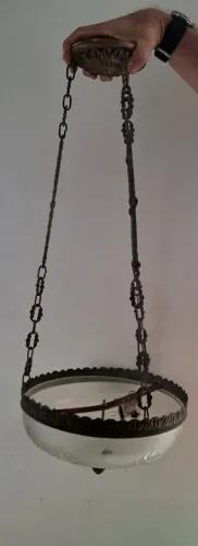 LUSTRE PENDENTE ANTIGO ESTILO ART DECO EM BRONZE. CÚPULA DE VIDRO LEITOSO OU OPALINA