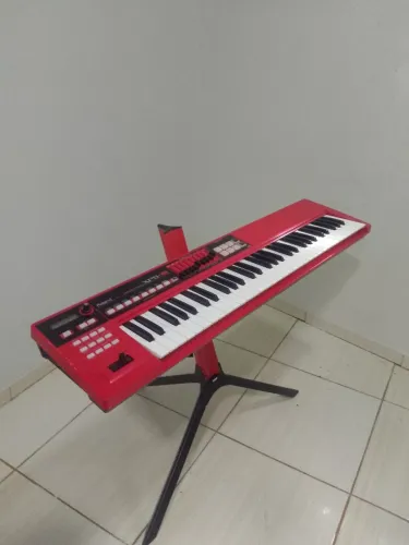 Teclado XPS 10 Red. Semi-novo + estante STAY + Pedal Sustain + capa + cabo