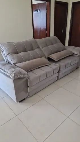 Sofá 4 Lugares Bege Retrátil e Reclinável - Conforto e Espaço para Toda a Família