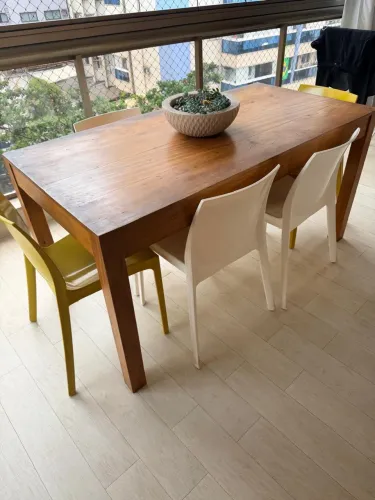 Vendo mesa para varanda em madeira maciça cadeiras não inclusas