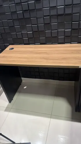 Mesa de escritório com divisória 100cm