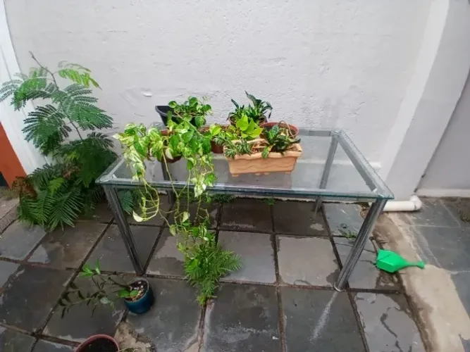 Mesa de metal com tampo de vidro