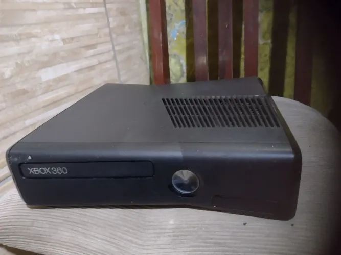 Xbox 360 slim. Só bipa.