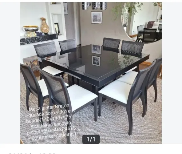 Linda mesa de jantar com 8 cadeiras,  tampo vídro embutido, na cor preto laqueado.
