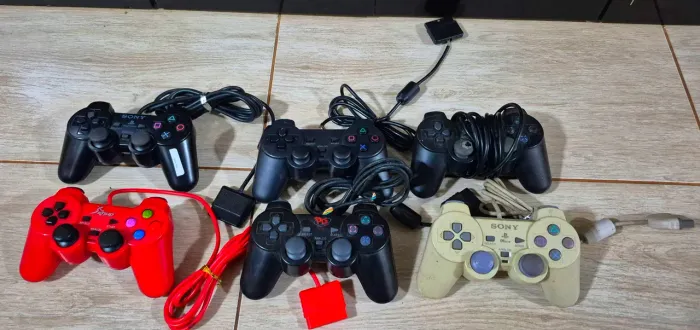 Controles de Playstation 2 com defeito para uso de peças ou conserto 