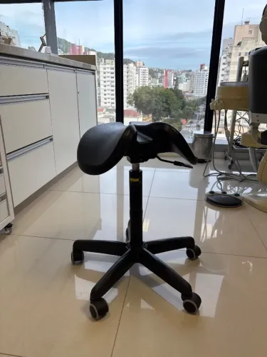 Vendo mocho anatômico e ergonômico em forma de sela.