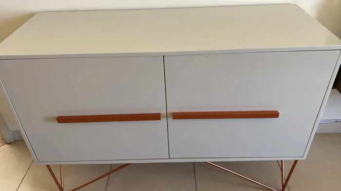 Buffer laqueado artesanal off white com pés de cobre 