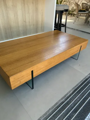Mesa de Centro em Madeira Freijó - Design Moderno