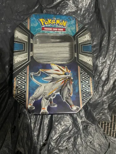 Esta é uma Lata Colecionável Pokémon TCG: Solgaleo-GX da linha Sol e Lua.