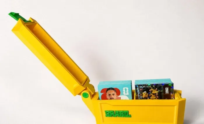 200 figurinhas normais da copa e 50 brilhantes