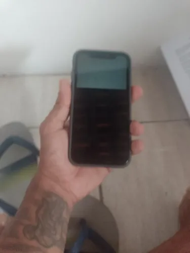 iPhone XR com tela e vidro traseiro quebrado