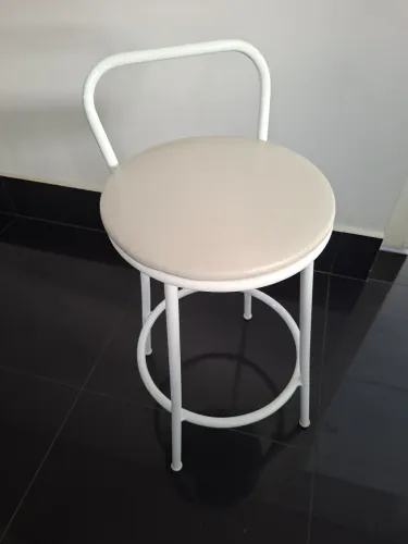4 banquetas em ferro pintadas de branco com estofado em couruno