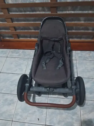 Carrinho de bebê suporta até 50 quilos $100,00