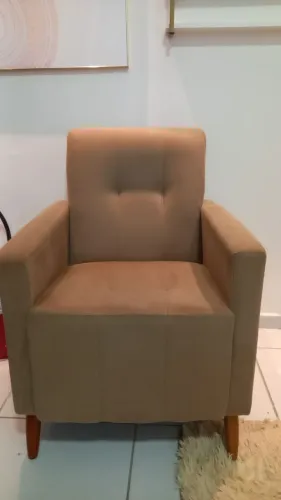 Poltrona decorativa reforçada e elegante para deixar seu ambiente ainda mais arrumado.