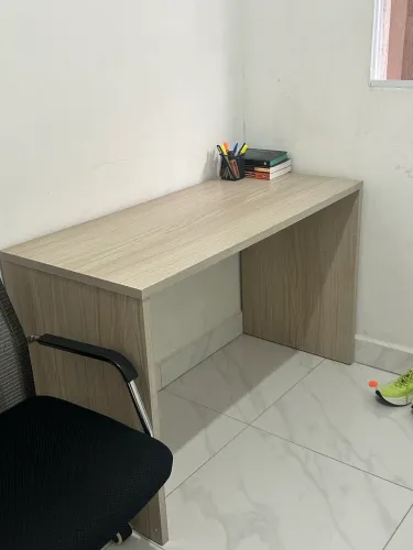 Mesa computado com cadeira