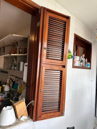 Janela de madeira com venezianas