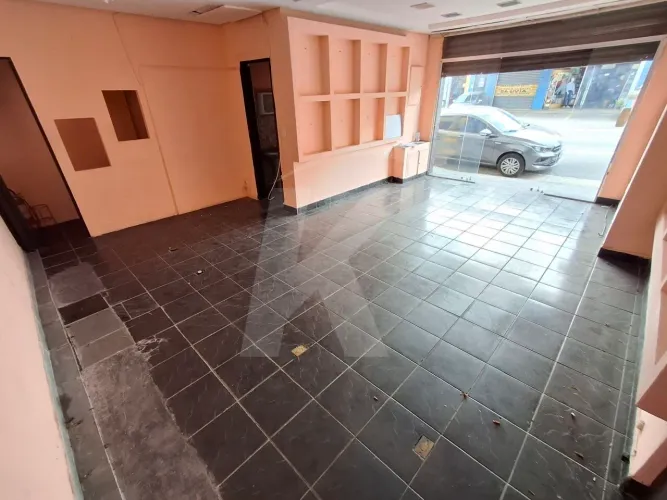 Salão comercial com 2 banheiros e porta de aço