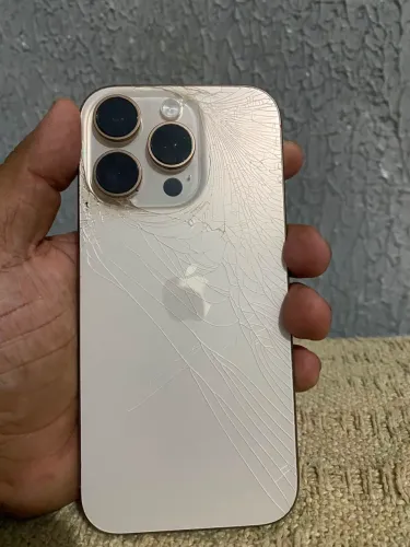 Celular iPhone 16 pro fundo e frente trincado