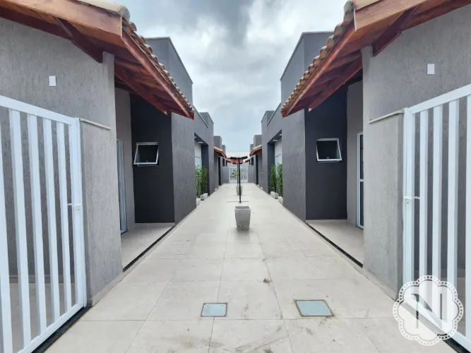 Casas à venda em condomínio com piscina privativa  lado praia em Itanhaém.