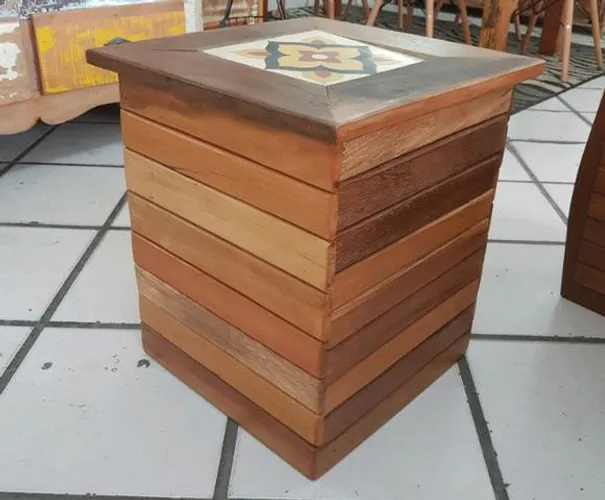 Puff de Demolição com Azulejo Hidráulico