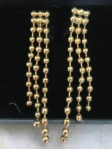 elegante par de brincos dourados