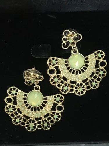 elegante par de brincos dourados com strass e pedraria verdes