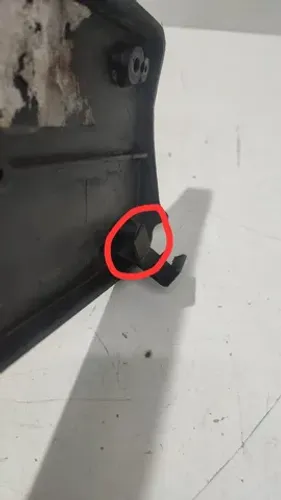 Suporte de Placa Dianteira Mercedes E350 2005 com detalhe