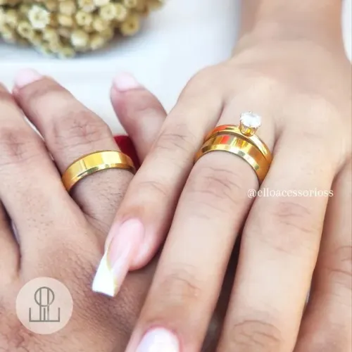 Par de Alianças Chanfrada 6mm Banhado com Ouro 18K + Anel Solitário + Caixa de Veludo