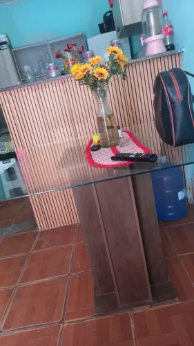 Mesa de vidro com base em madeira