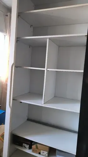 Guarda Roupa branco3 portas de correr duas com pintura automotiva preta e uma com espelho.