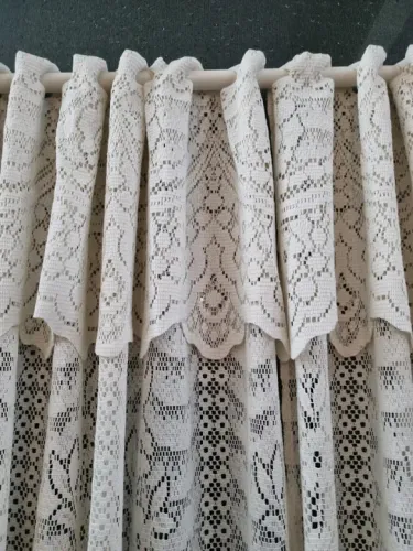 Suntuosa cortina pronta, em renda cor marfim, com bandô