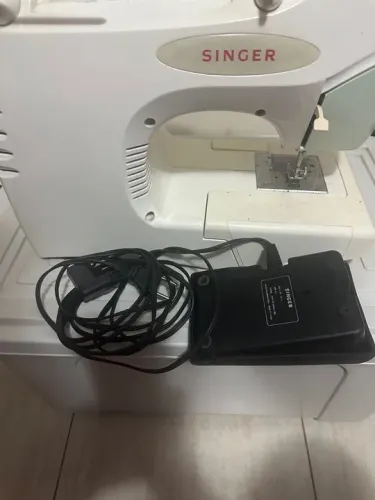 Máquina de costura singer bela