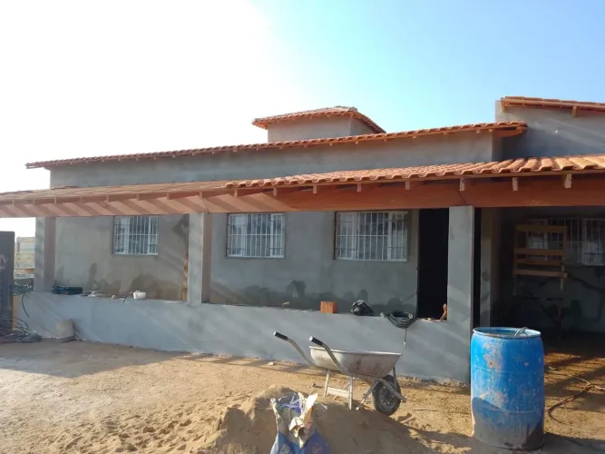 Casa a 2 km do centro de Jacutinga construção