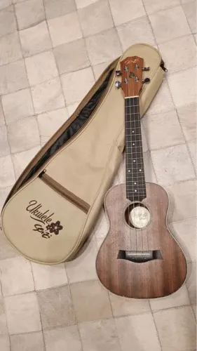 Ukulele Giti Concert Novo