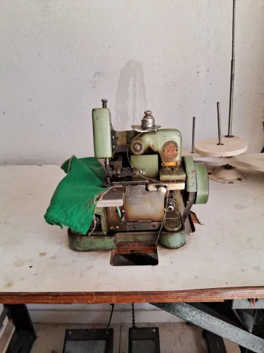 Vendo máquina overloque doméstica V