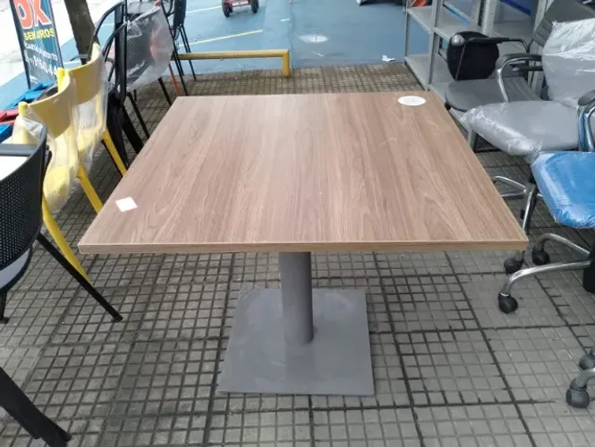 Mesa em Formato Quadrado
