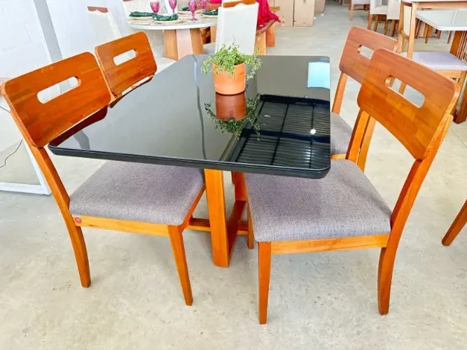 Conjunto Mesa de Jantar com 4 Cadeiras em Madeira Maciça