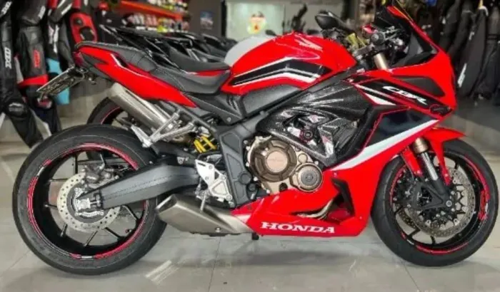 Moto CBR 650 22/23 muito nova e bastante conservada.