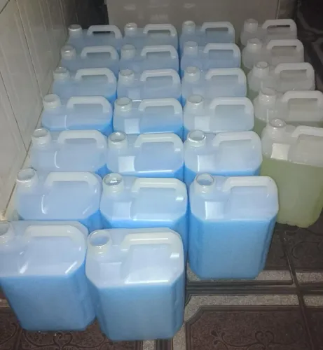 Desinfetante, água sanitária, detergente etc.