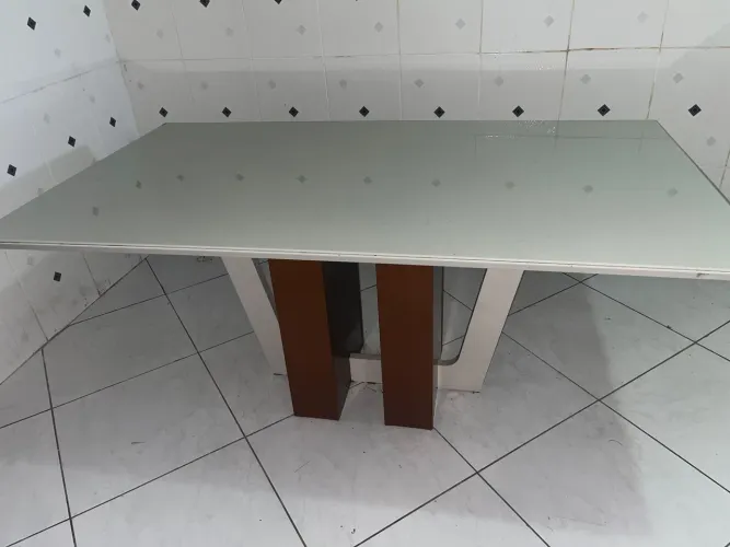 Mesa de jantar 1,80X1,00 cm laqueada, tampo de vidro