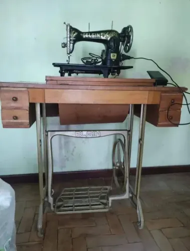 Máquina de costura antiga Elgin com gabinete