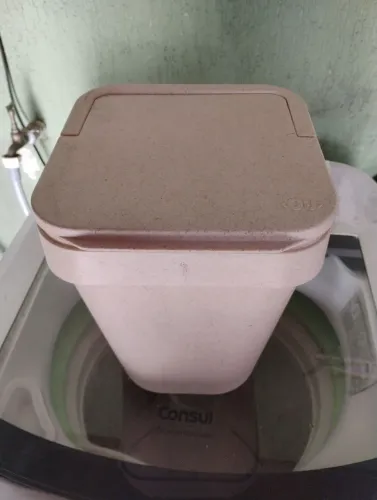 Lixeiras pequenas usadas em bom estado