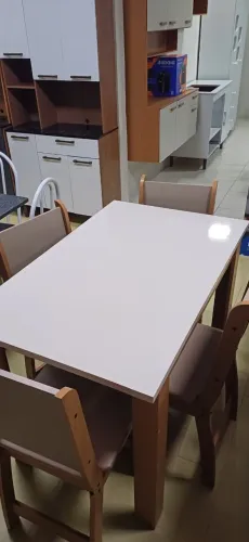 Mesa em MDF com 4 ou 6 cadeiras 