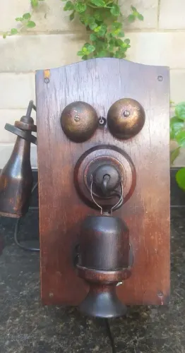 Antigo telefone de parede vintage