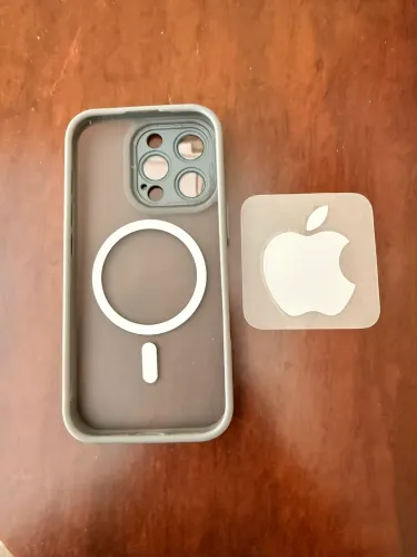 Capinha iPhone 16 Pro e adesivo apple