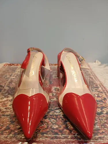 Sapato em verniz vermelho semi-novo, tam.34.